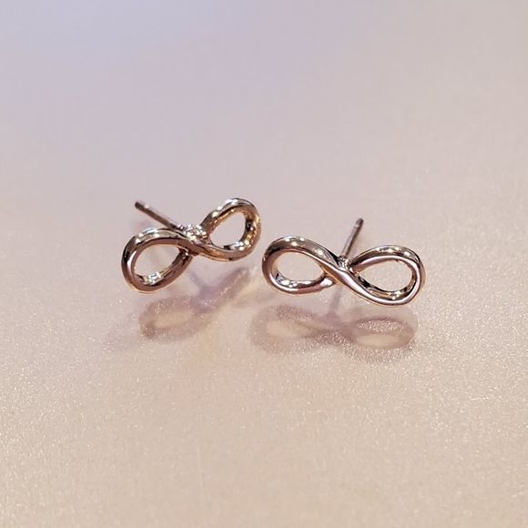 🛍2/$20, 3/$25 Infinity Earrings - Picture 1 of 1